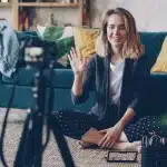 Personne utilisant une plateforme numérique de contenu payant sur un écran lumineux