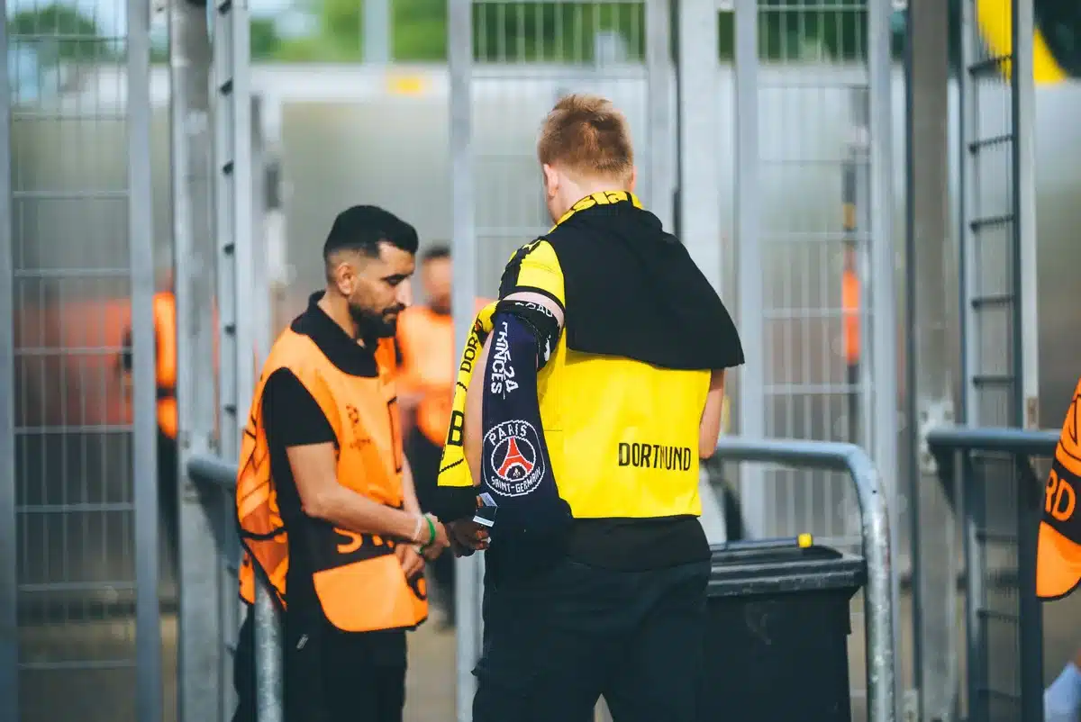 Barrières de sécurité et personnel de contrôle d'accès dans un stade