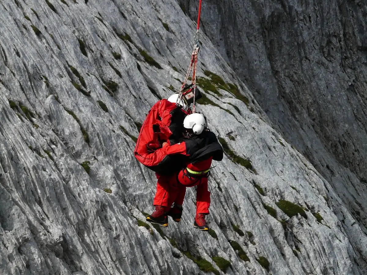 Équipes de secours et ONG apportant assistance aux migrants sur le terrain
