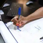 Bureau avec calendrier et brochures de voyage non utilisées, illustrant les congés payés non pris