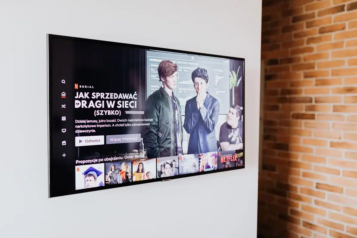 Interfaces de différentes plateformes de streaming affichées sur plusieurs écrans