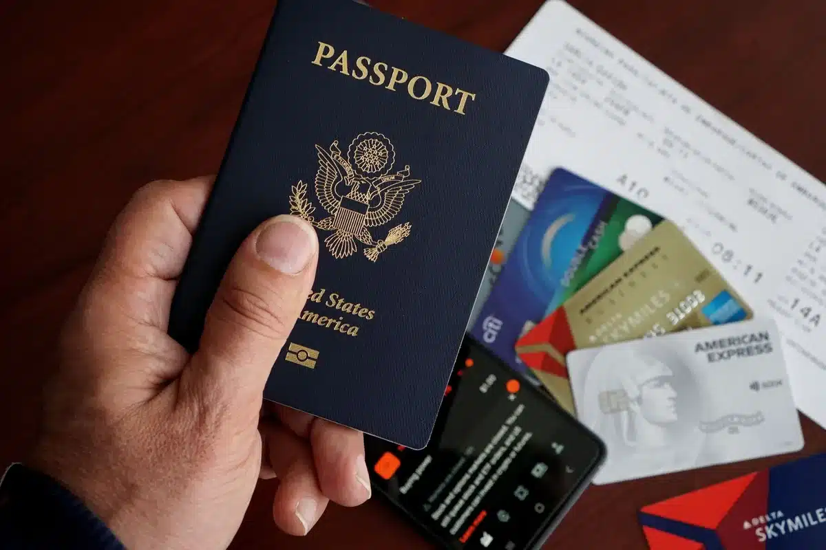 Liste de vérification administrative avec documents de visa et formulaires de résidence