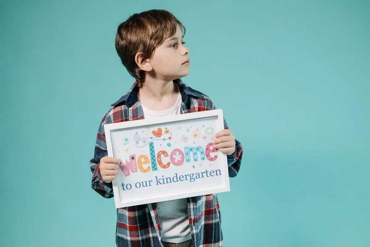 Parent et enfant consultant un calendrier scolaire pour l'inscription à la rentrée