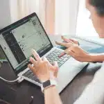 Jeune professionnel cherchant un emploi sur son ordinateur portable