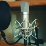 Studio de radio avec microphone, casque et bureau vide en lumière du matin