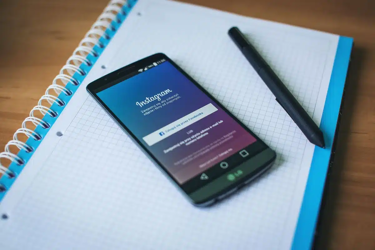 Écran de smartphone affichant les paramètres de confidentialité des réseaux sociaux