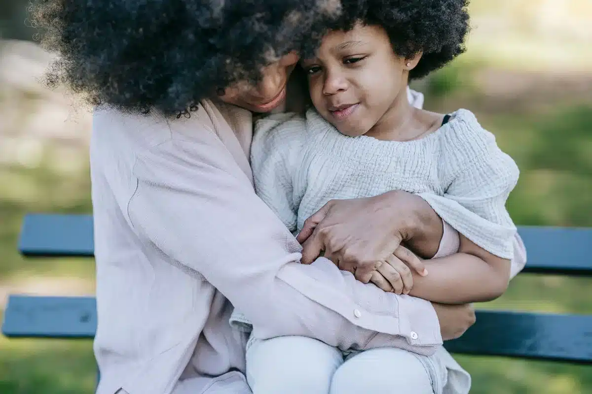 Parent réfléchissant aux implications de partager des informations personnelles sur ses enfants