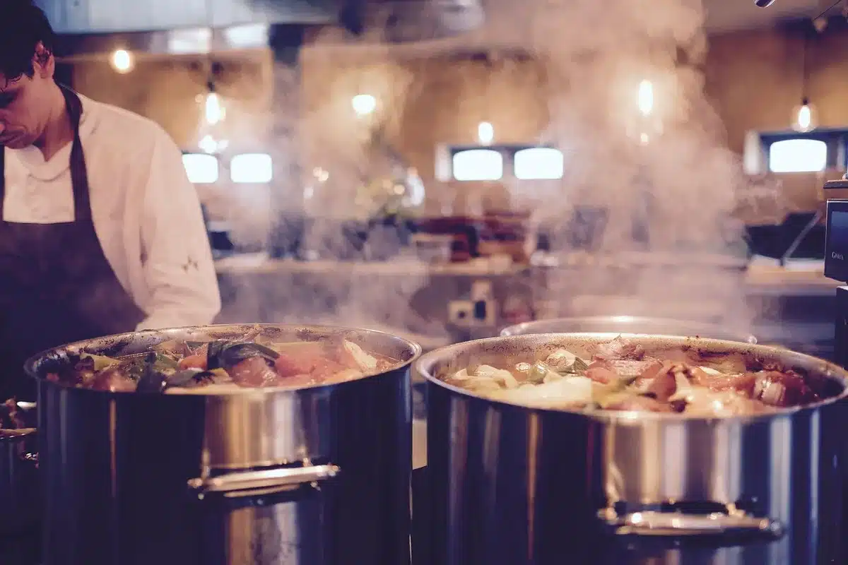 Un chef en cuisine durant le service, illustrant les exigences horaires du métier