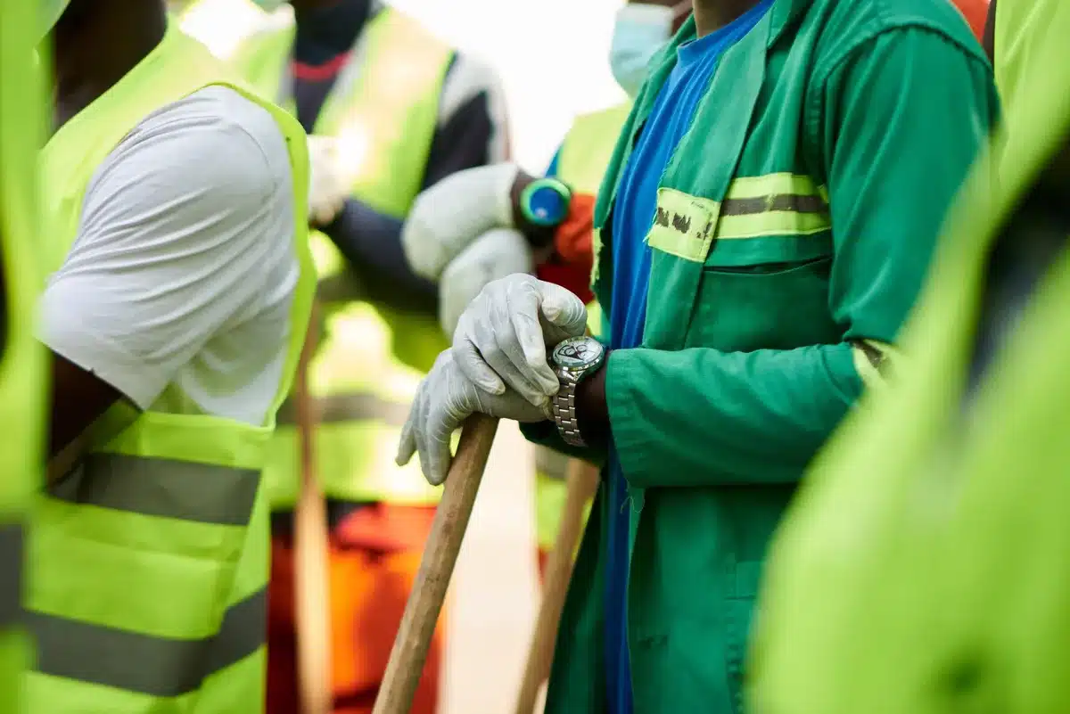 Ouvriers et équipes travaillant sur un chantier de grande ampleur