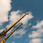 Chantier de construction avec grues et équipes d'ouvriers en Île-de-France