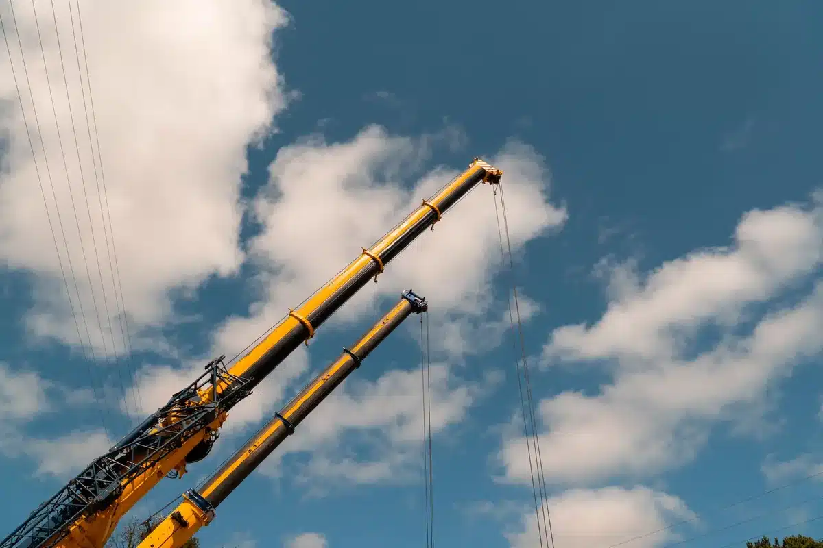 Chantier de construction avec grues et équipes d'ouvriers en Île-de-France