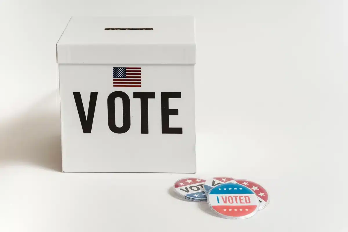 Bureau de vote américain lors d'une élection, symbolisant l'impact politique des enjeux énergétiques.