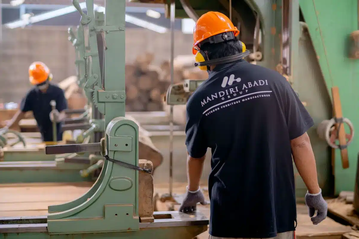 Chaîne de production manufacturière avec ouvriers en activité