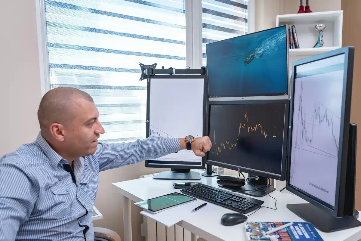 Bureau de trader avec écrans affichant des données boursières et des graphiques financiers