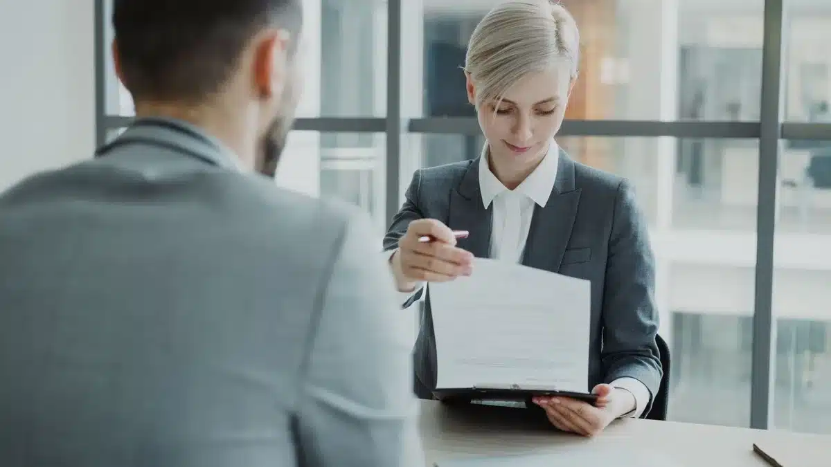 Employé en entretien d'évaluation discutant de sa rémunération avec un responsable RH