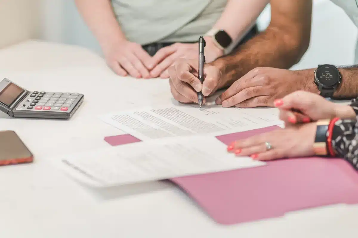 Documents d'assurance-crédit et de financement des exportations sur un bureau