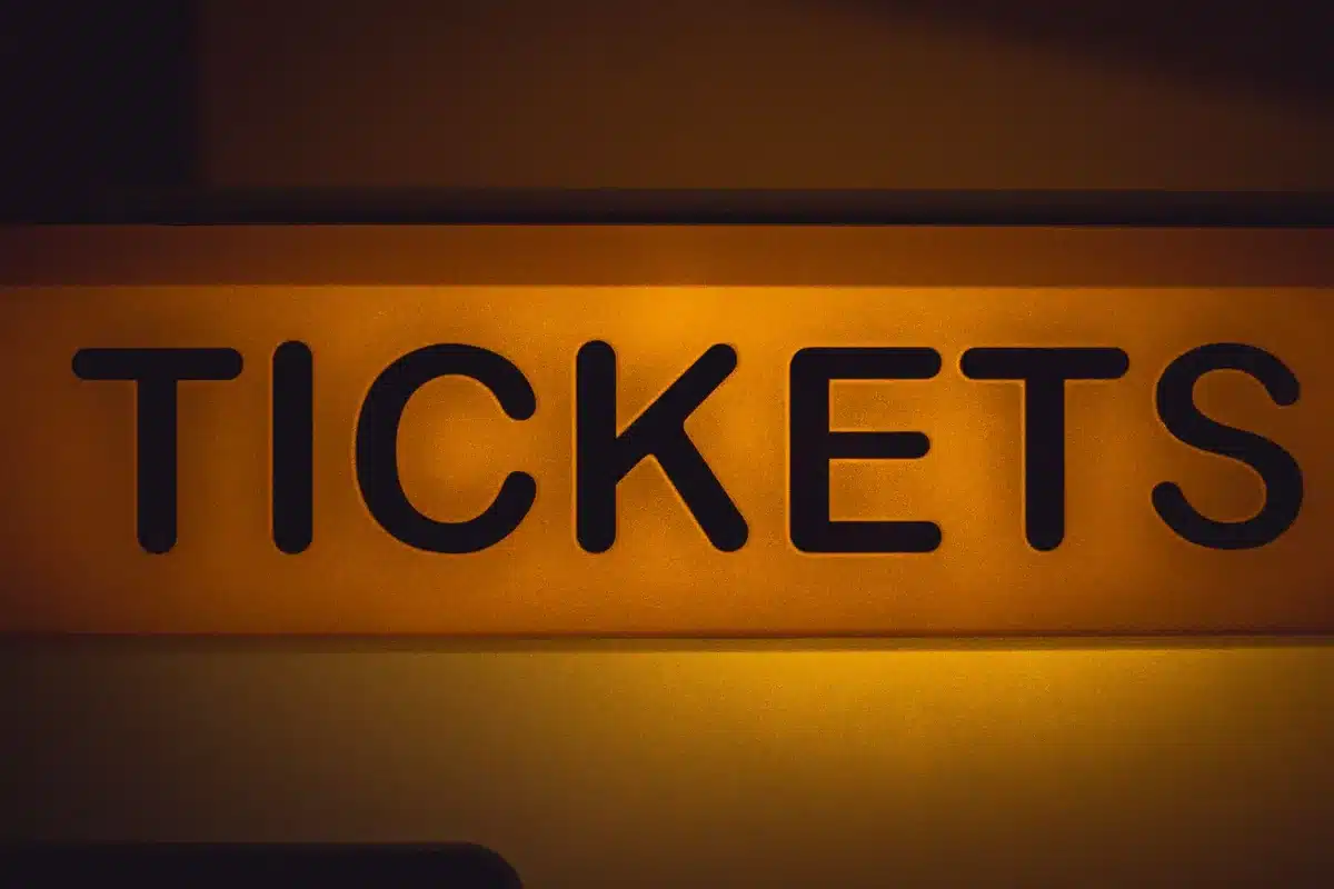 Des spectateurs en attente d'acheter des billets de concert en ligne ou au guichet