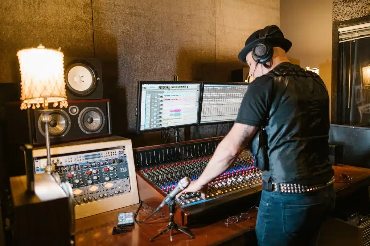 Un artiste en studio d'enregistrement travaillant sur de nouvelles compositions musicales