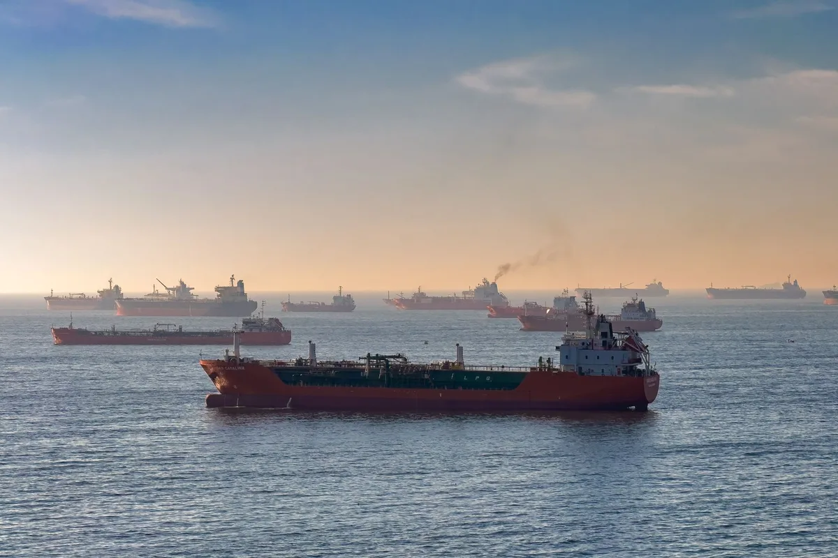 Navires pétroliers traversant le détroit d'Ormuz, passage stratégique du commerce mondial