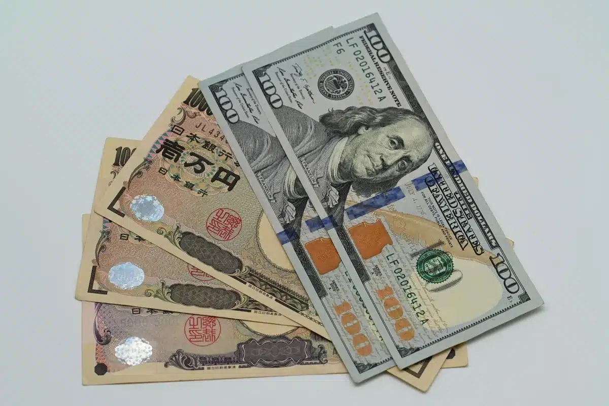 Graphique montrant la chute du yen face au dollar sur plusieurs mois.