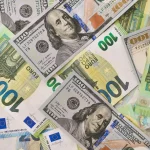 Salle de trading avec écrans affichant les taux de change du yen et du dollar, données financières en temps réel.
