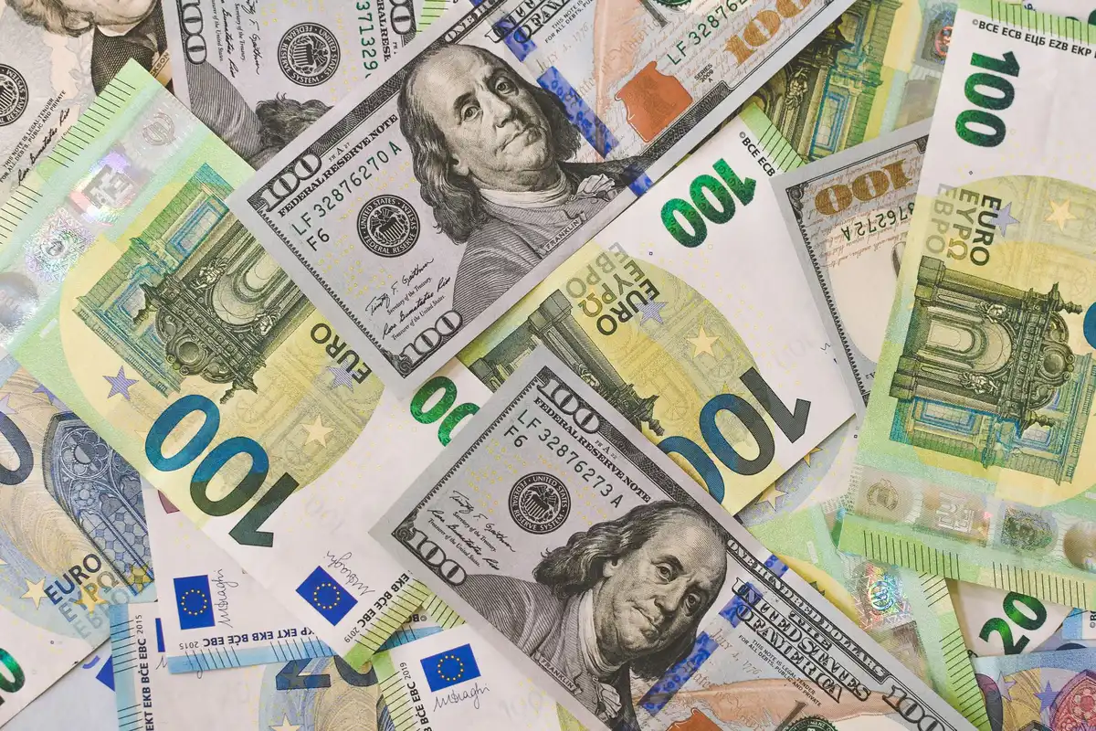 Salle de trading avec écrans affichant les taux de change du yen et du dollar, données financières en temps réel.