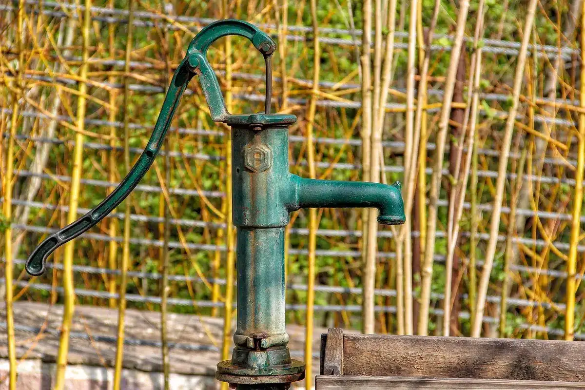 Graphique des prix de l'énergie et une pompe à essence en arrière-plan