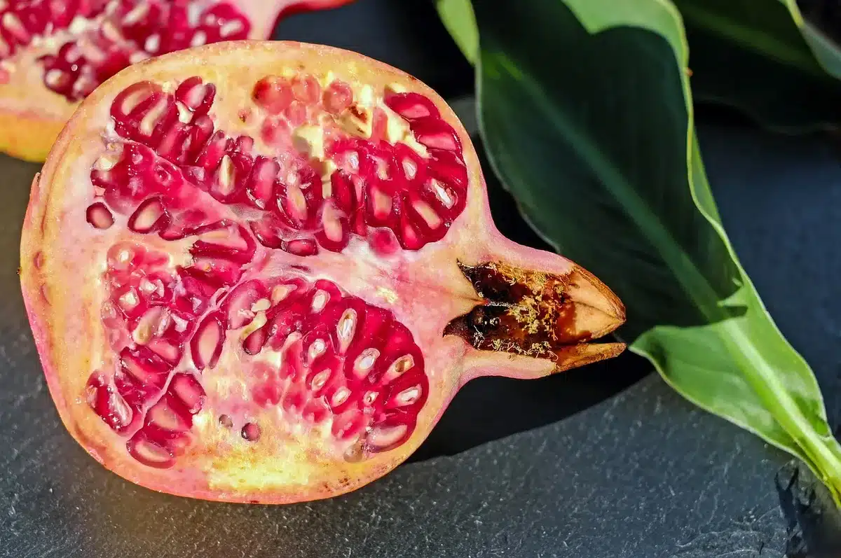 Rayon de fruits et légumes en supermarché avec étiquettes de prix
