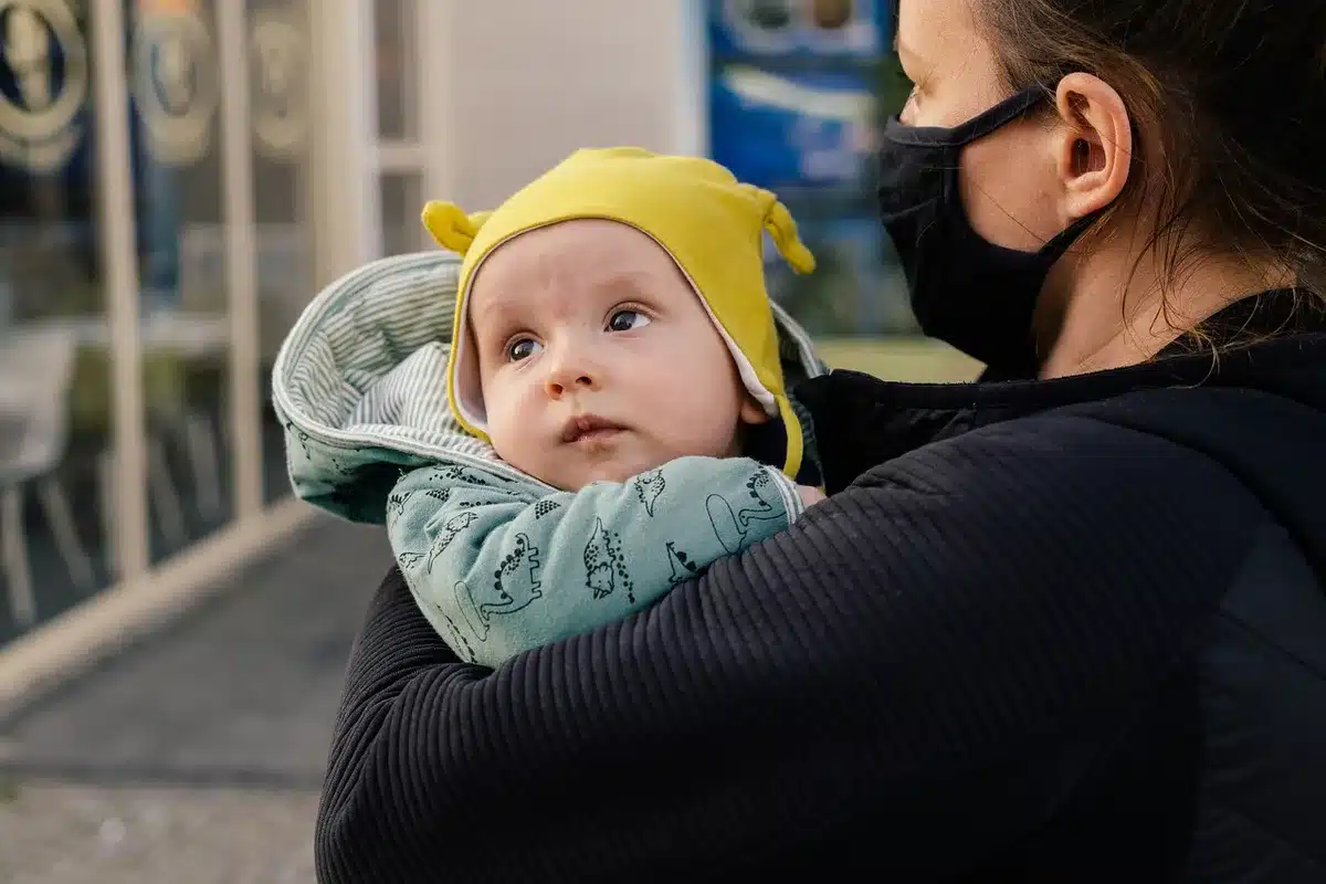 Parent et enfant vus de dos, visages non identifiables, moment discret