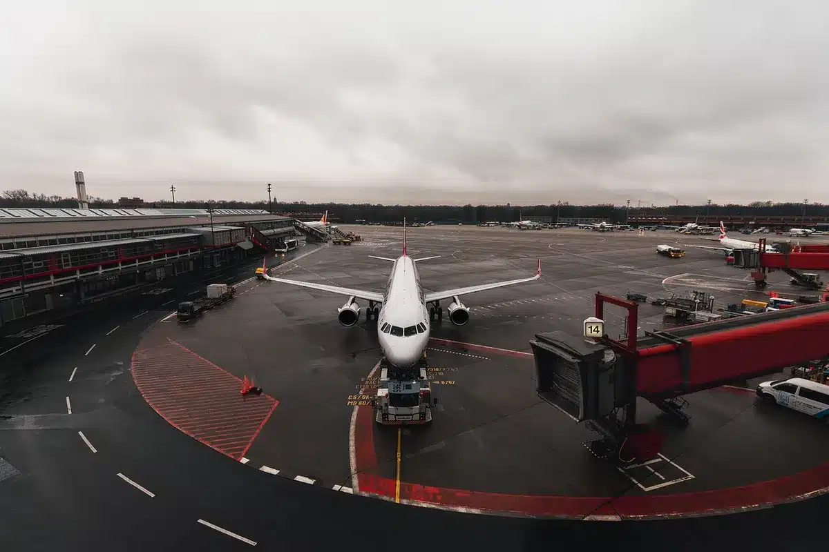 Passagers en file d'attente à un contrôle de sécurité dans un terminal aérien