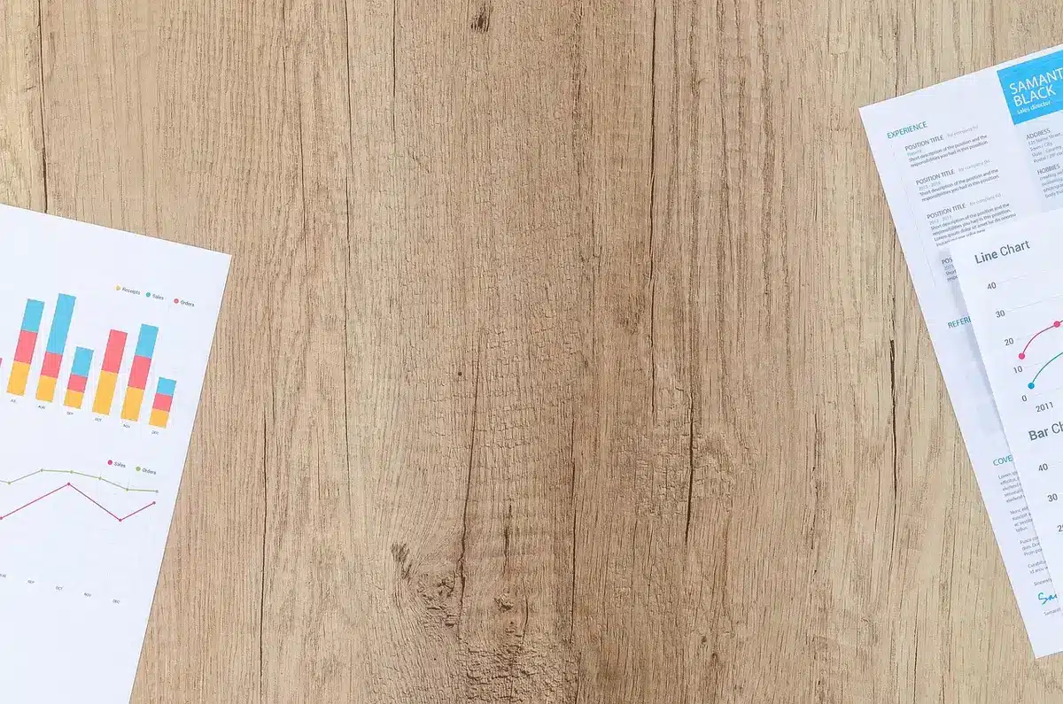 Table de négociation avec documents et cartes montrant discussions autour des ressources