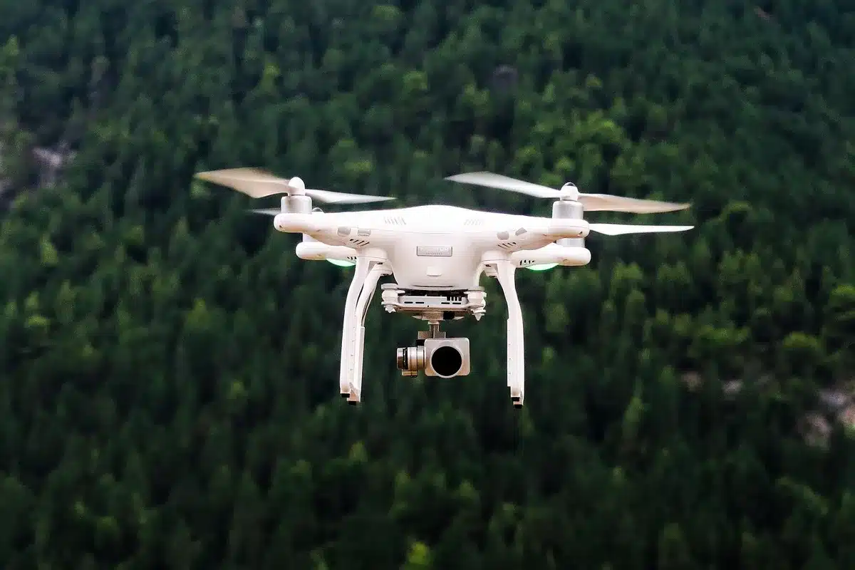 Essais de drones autonomes sur une piste d'essai