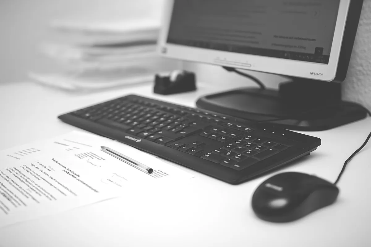 Dossiers et documents de paie empilés sur un bureau