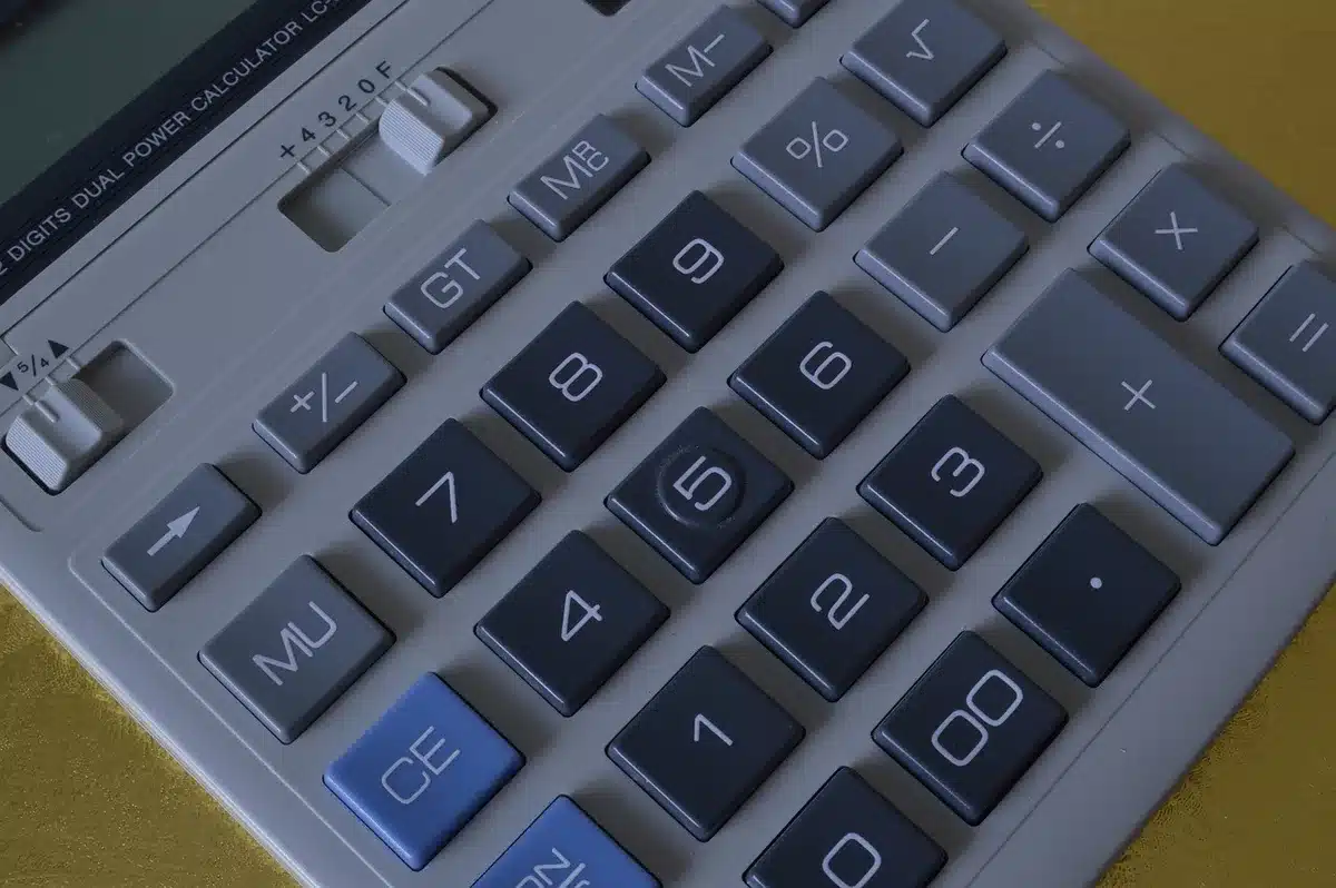 Mains comparant factures et calculatrice pour un budget familial