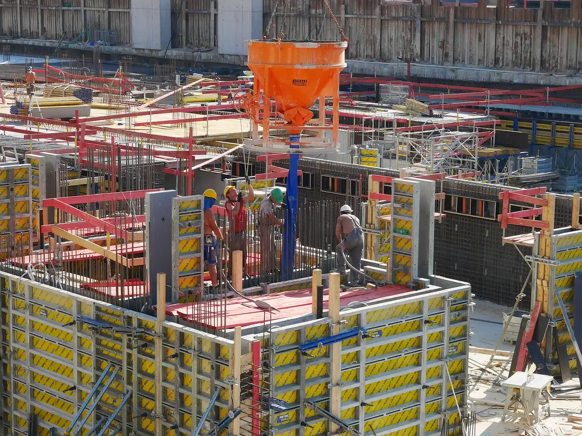 Panneau Seveso près d'une installation industrielle