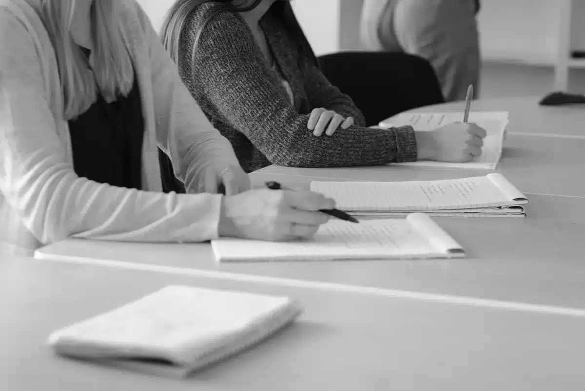 Réunion d'équipe dans un bureau discutant d'automatisation et d'IA