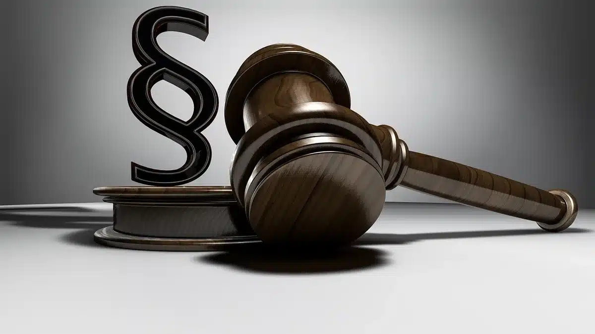 Marteau de juge posé près de documents relatifs à la protection des données