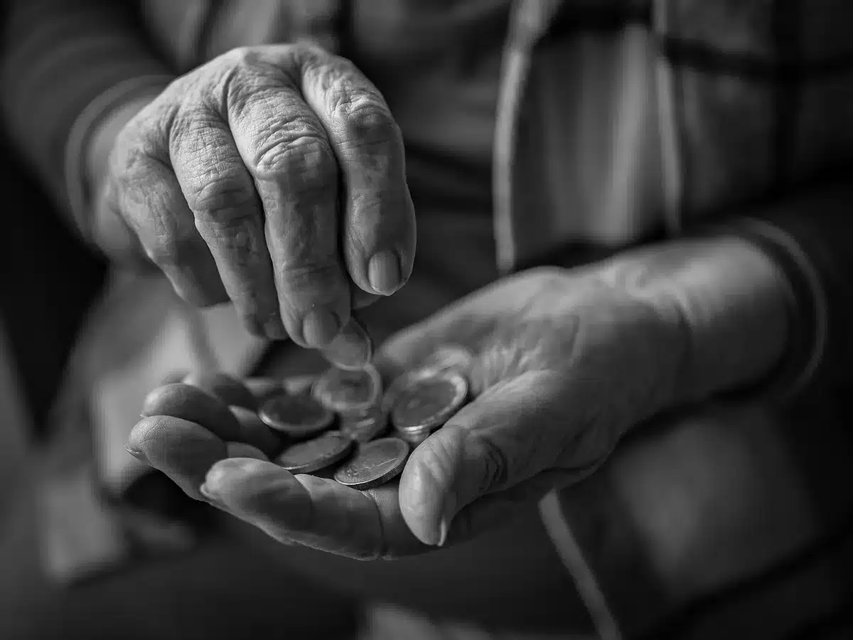 Personne consultant des documents relatifs aux pensions et allocations sociales