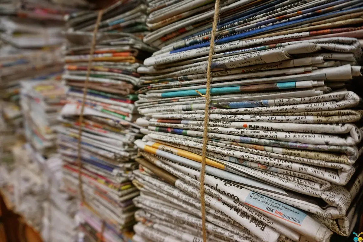 Piles de dossiers administratifs sur un bureau de tribunal