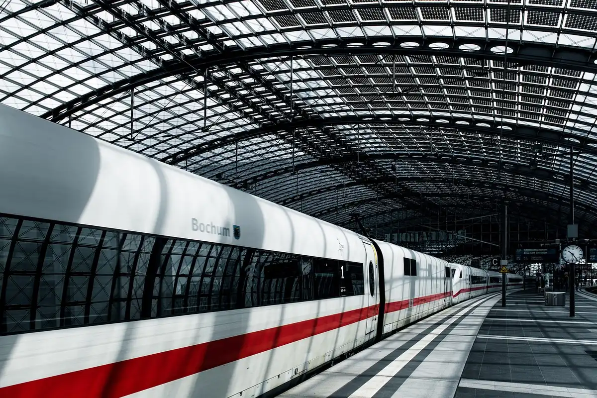 Chantier de rénovation ferroviaire avec voies et échafaudages
