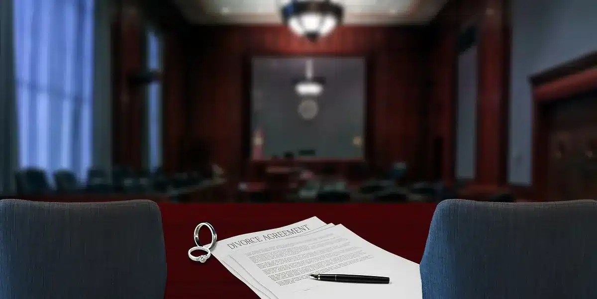 Documents juridiques et dossiers judiciaires sur un bureau
