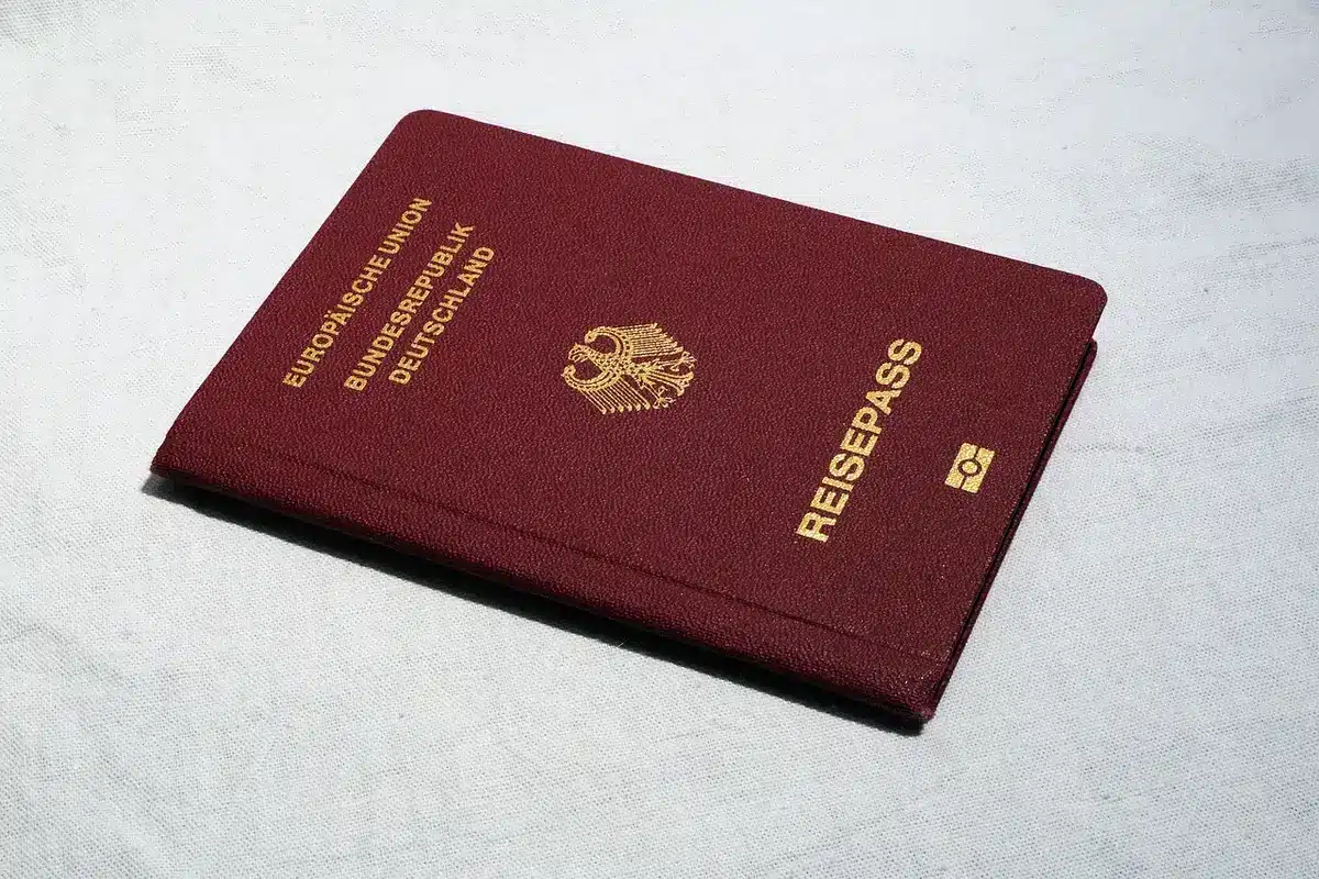 Gavel et documents judiciaires dans une salle d'audience