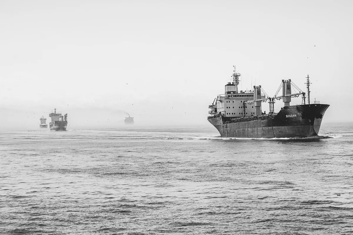 Armateurs et assureurs évaluant les risques maritimes et les coûts de couverture