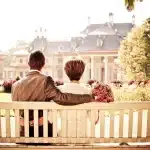 Couple d'âges différents assis côte à côte, illustrant la thématique de l'écart générationnel.