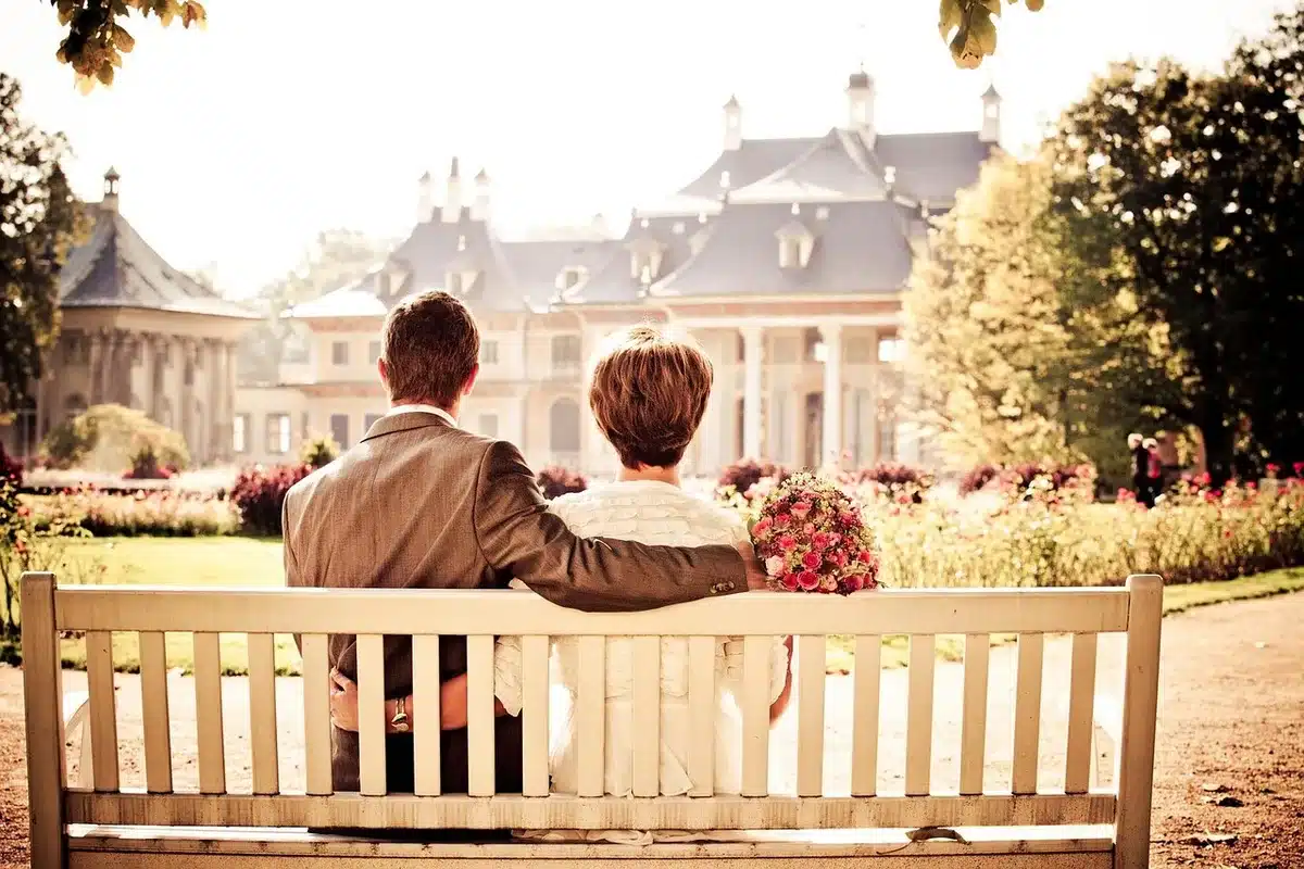 Couple d'âges différents assis côte à côte, illustrant la thématique de l'écart générationnel.