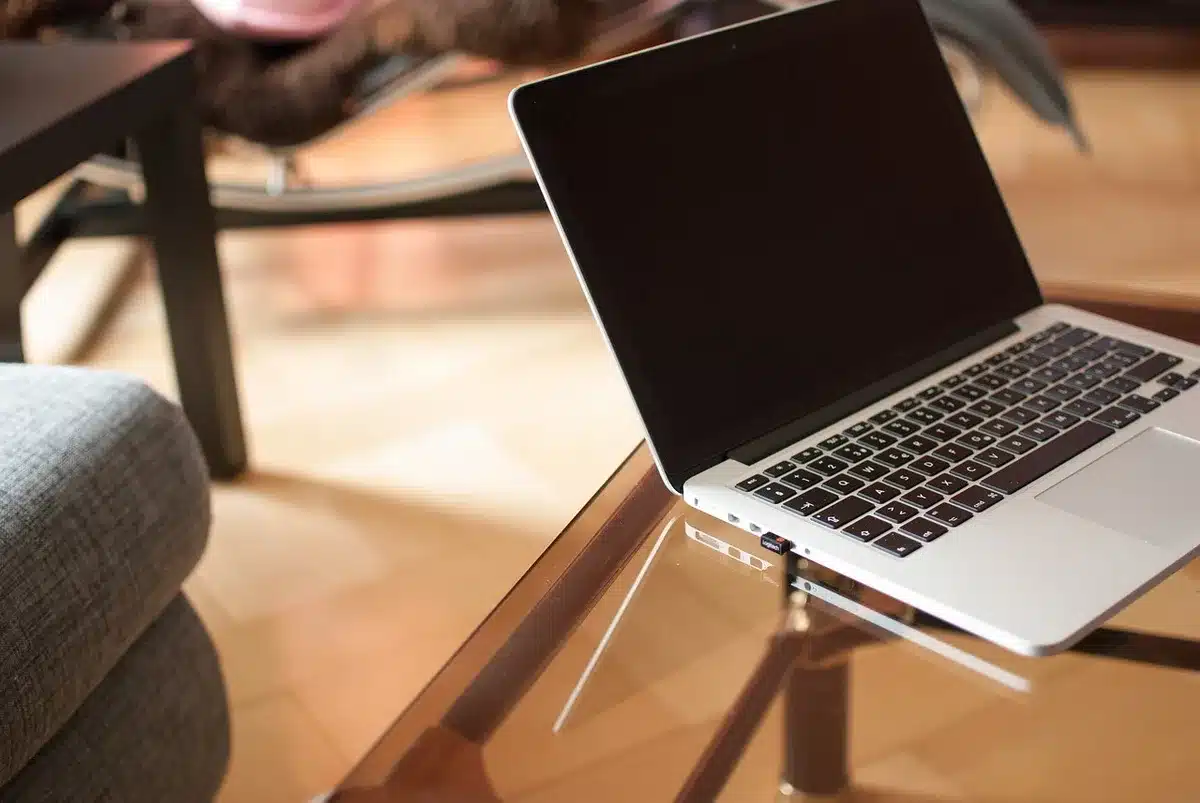 Investisseur particulier regardant des documents et son ordinateur sur un bureau