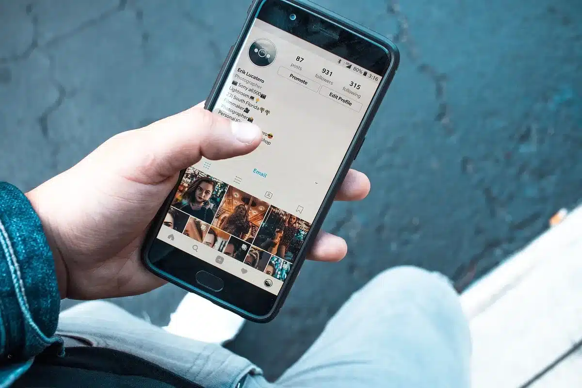 Personne partageant un message personnel sur les réseaux sociaux depuis son téléphone