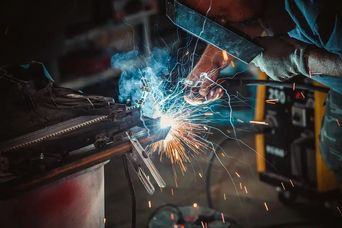 Chaîne de production industrielle partiellement arrêtée, machines à l'arrêt