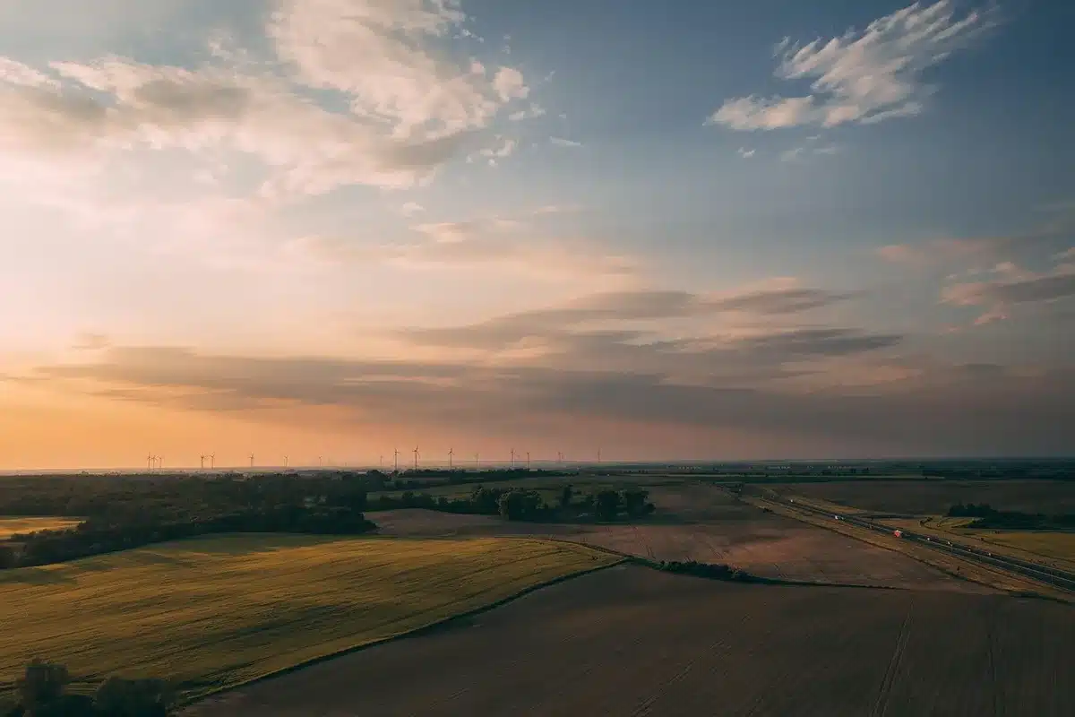 Atelier industriel moderne avec panneaux solaires et machines rénovées