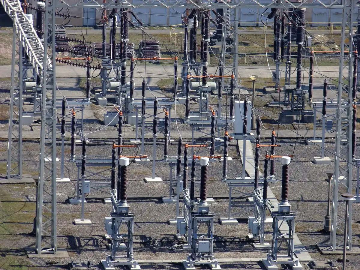 Tableau de prix de l'énergie sur un écran montrant une hausse